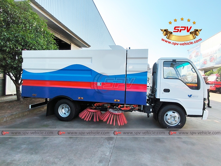 5.5 CBM Road Vacuum and Washing Truck ISUZU - Right