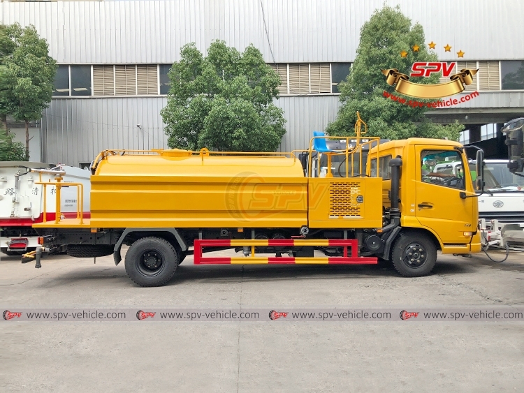 DONGFENG 6,000 Pavement Flushing Truck