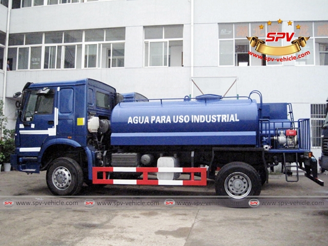 HOWO 4x4 Lawn Sprinkler Truck - Left
