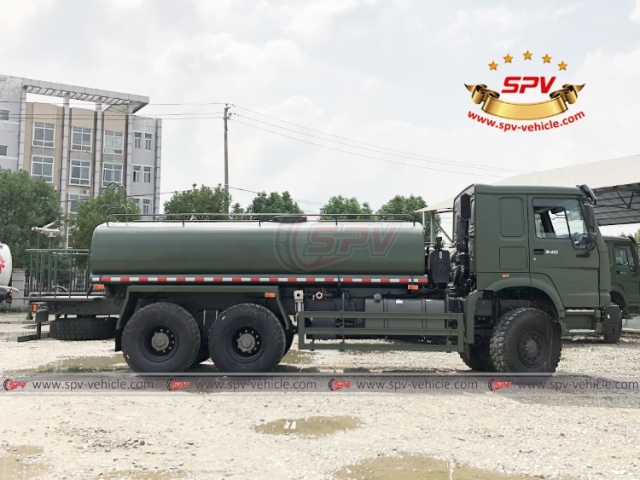 SINOTRUK 10,000L Off-raod Water Distribution Truck