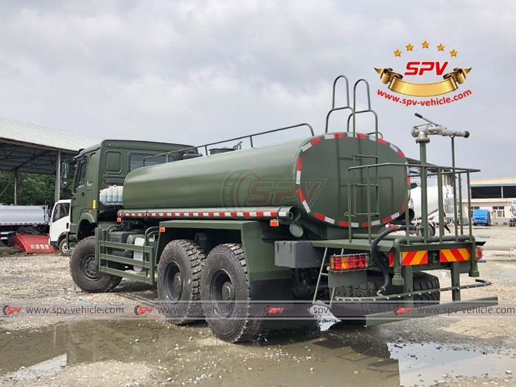 SINOTRUK 10,000L Off-raod Water Distribution Truck