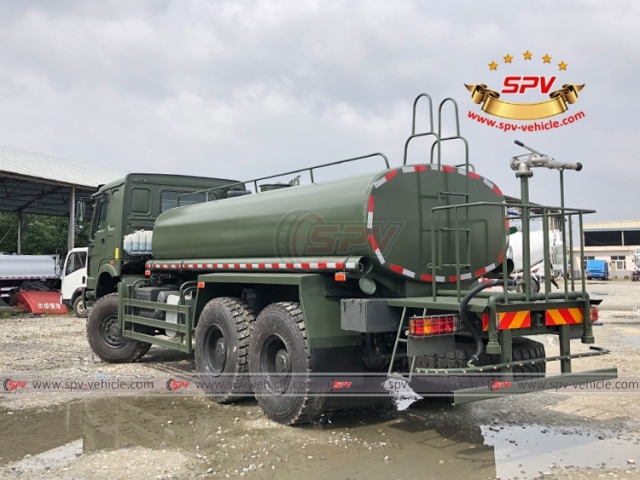 SINOTRUK 10,000L Off-raod Water Distribution Truck