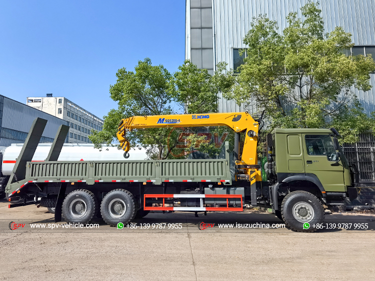 HOWO 6x6 Off-Road Cargo Truck with Crane