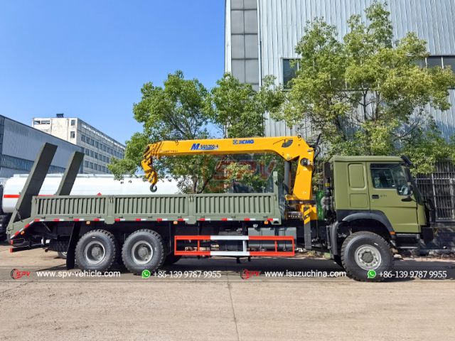 HOWO 6x6 Off-Road Cargo Truck with Crane