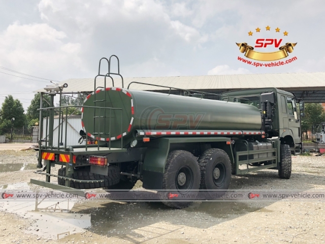 SINOTRUK 10,000L Off-raod Water Distribution Truck