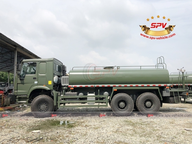 SINOTRUK 10,000L Off-raod Water Distribution Truck