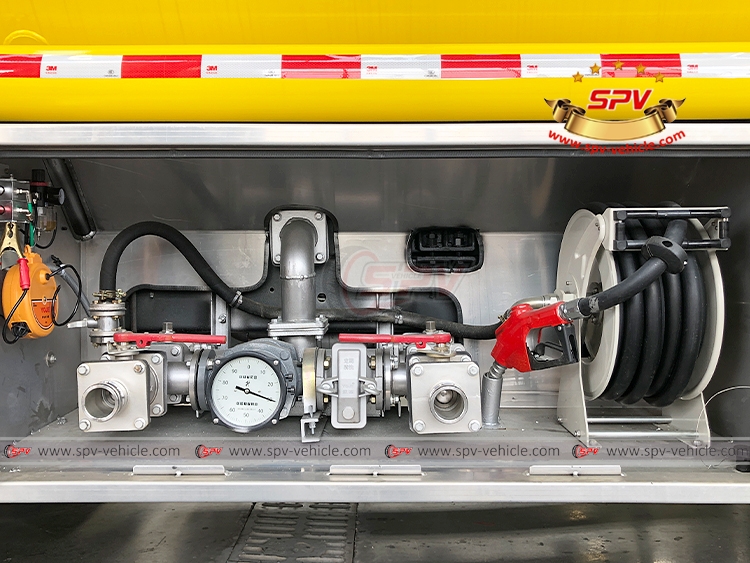 8,000 Litres Fuel Truck Sinotruk - Discharge Box