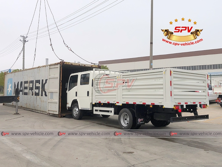 ISUZU High Stake Cargo Truck Loading Into Container