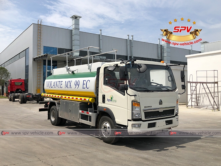 Sinotruk 8,000 Litres Fuel Distribution Truck - Front Right