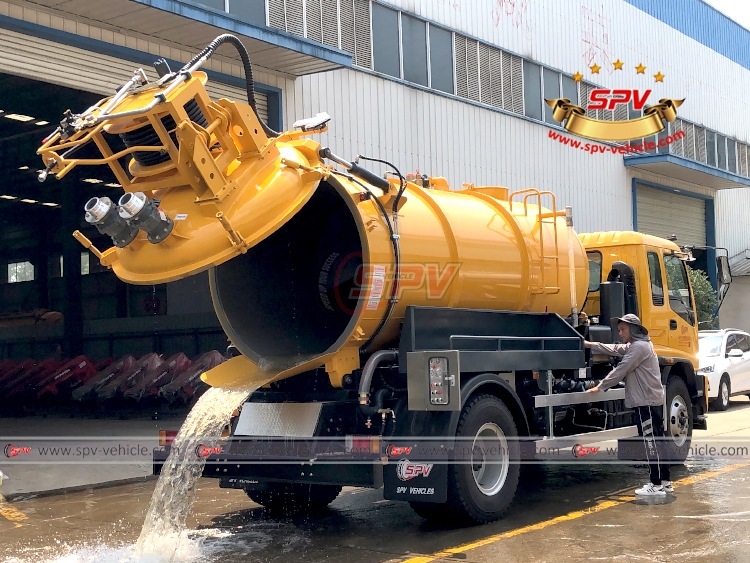 ISUZU 8,000 Litres Combined Sewage Jetting Truck  - Discharging Waste Water
