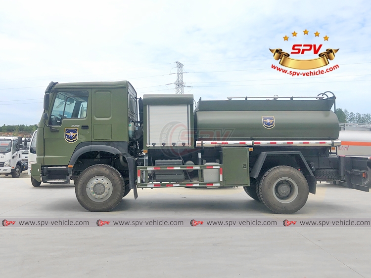 4x4 Off-Road Helicopter Refueler Truck Sinotruk - Left