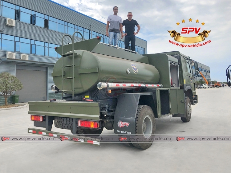 5,000 Liters Fuel Truck for Helicopter SINOTRUK 4x4