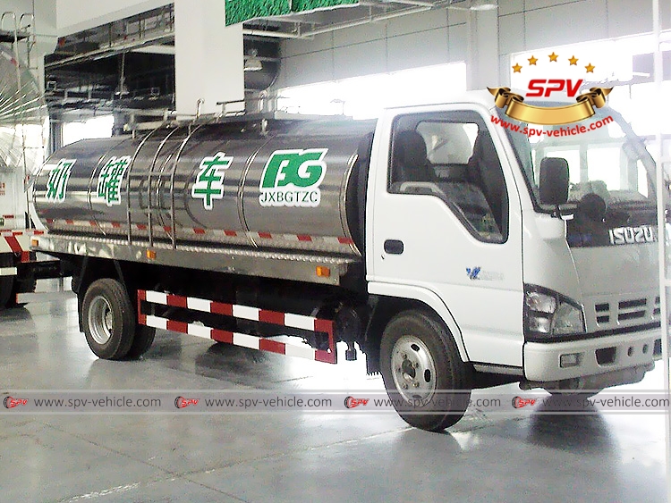 4,000 Liters Milk Tanker ISUZU - Front Right