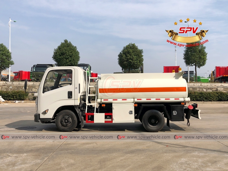 2,000 Litres Diesel Tank Truck JMC - Left