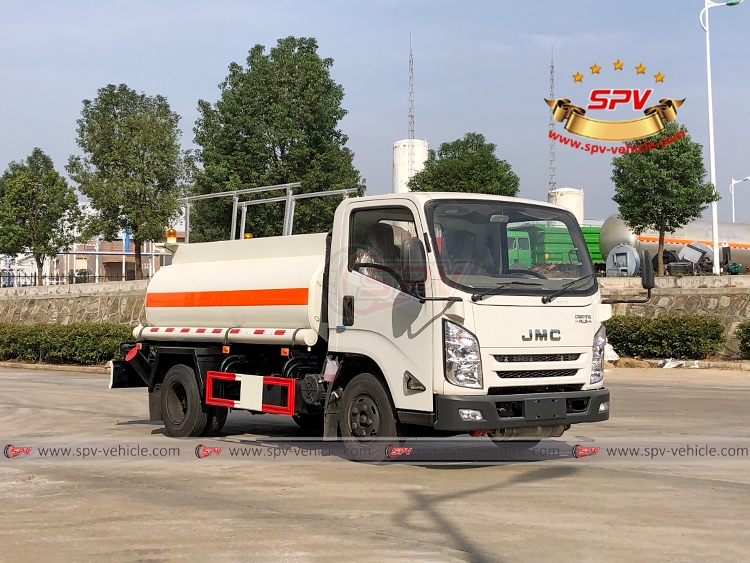 2,000 Litres Refueler Tank Truck JMC - Front Right