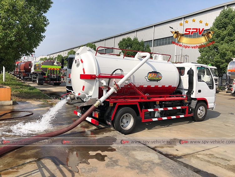4,000 Litres Sewage Pumping Truck ISUZU - Discharging from Valve
