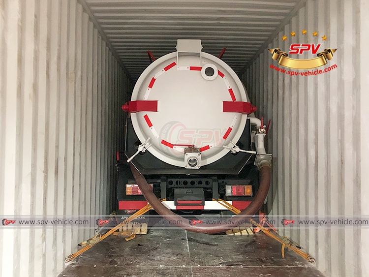 4,000 Litres Sewer Vacuum Truck ISUZU Loading into Container