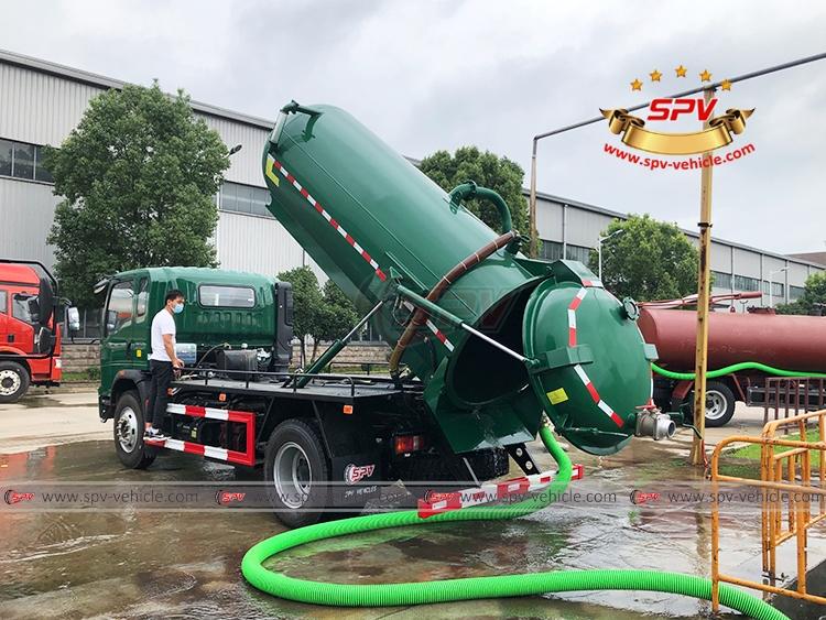 6,000 Litres Sewage Carrier Truck Sinotruk - Tank Lifting