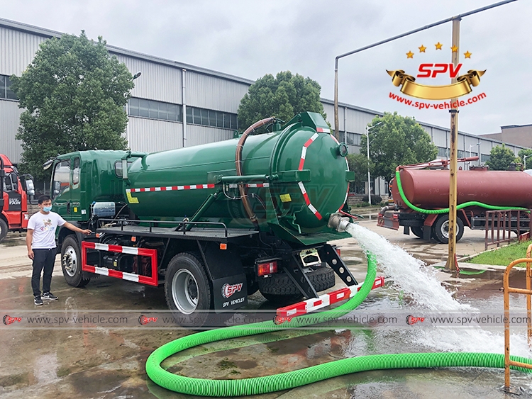 6,000 Litres Sewer Disposal Lorry Sinotruk - Discharging Water