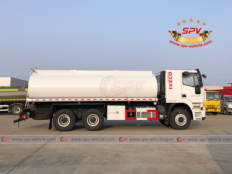 18,000 Litres Gasoline Transport Truck IVECO - Right