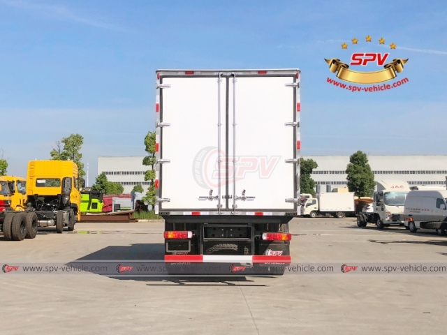 10 Tons Isothermal Van Truck Sinotruk