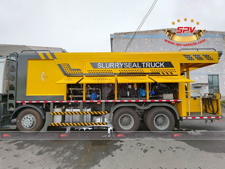 Slurry Road Maintenance Truck SINOTRUK - Left