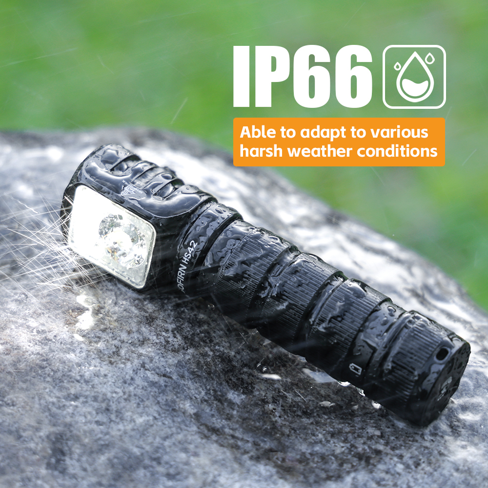 Akumulatorowa latarka czołowa Sofirn HS42 o mocy 2000 lumenów oferuje trzy źródła światła: skupione, rozproszone i czerwone oraz sześć trybów oświetlenia. Jest wodoodporna (IP66) i nadaje się do biwakowania, wędrówek pieszych i biegania nocą.