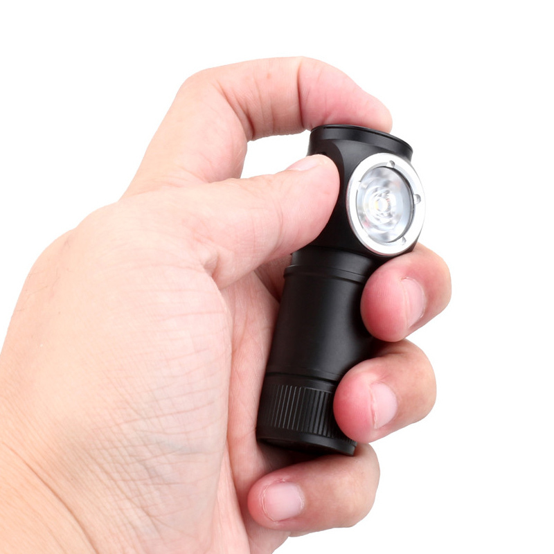 Sofirn HS10 to kompaktowa, lekka, akumulatorowa latarka czołowa o mocy 1100 lumenów, zasięgu 129 metrów, 150 godzinach pracy na baterii i magnetycznym tylnym świetle. Nadaje się do napraw, wędrówek i użytku na świeżym powietrzu.