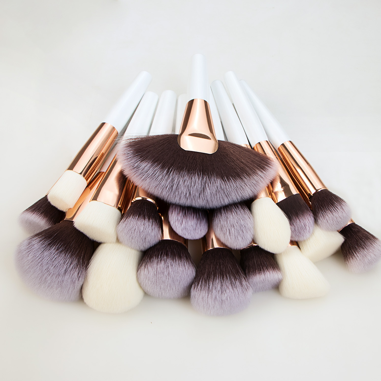 40-piece portable makeup brush set, complete makeup tool set including powder brush, foundation brush, eyeshadow brush, setting powder brush, and concealer brush.