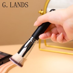 Single makeup brush, usable for loose powder, contouring, foundation, eyeshadow, eyebrow combing, highlighting, and setting makeup. Multi-functional nylon bristles, portable design.