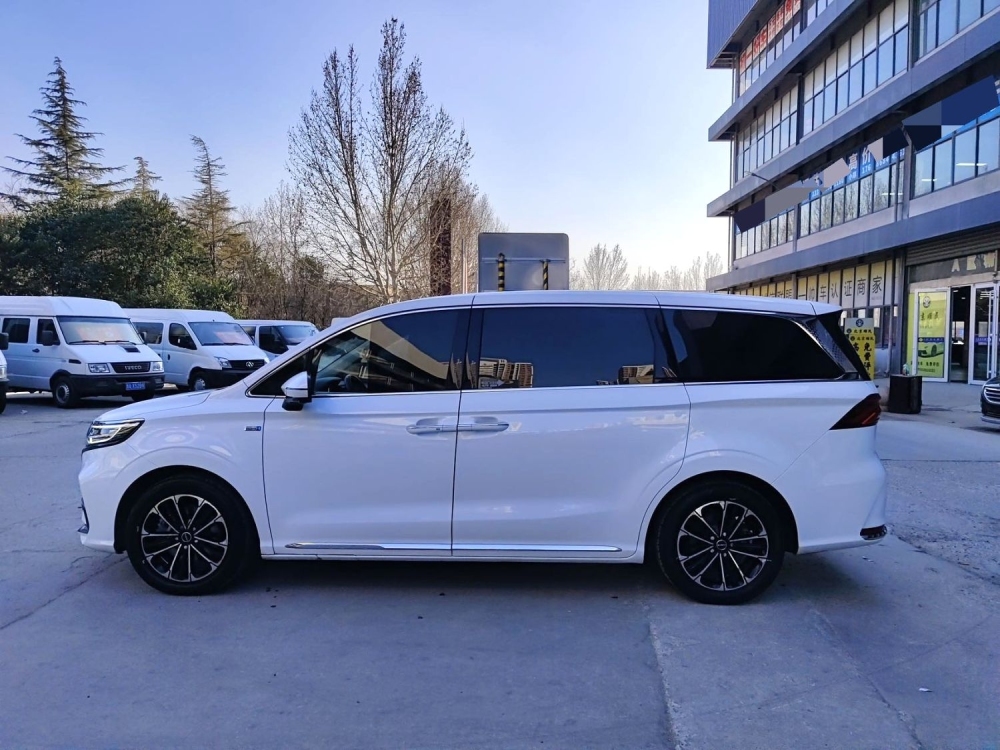 Roewe iMAX8