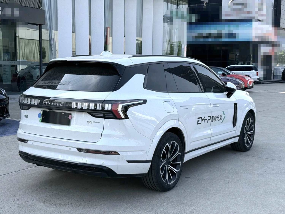 Lynk & Co 09