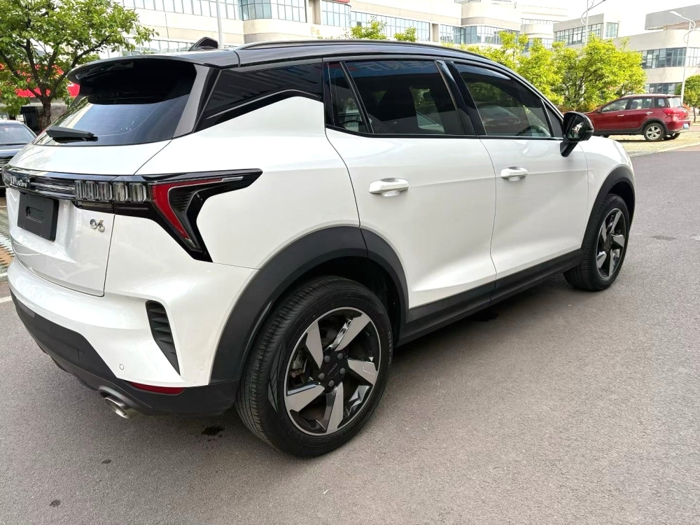 Lynk & Co 06