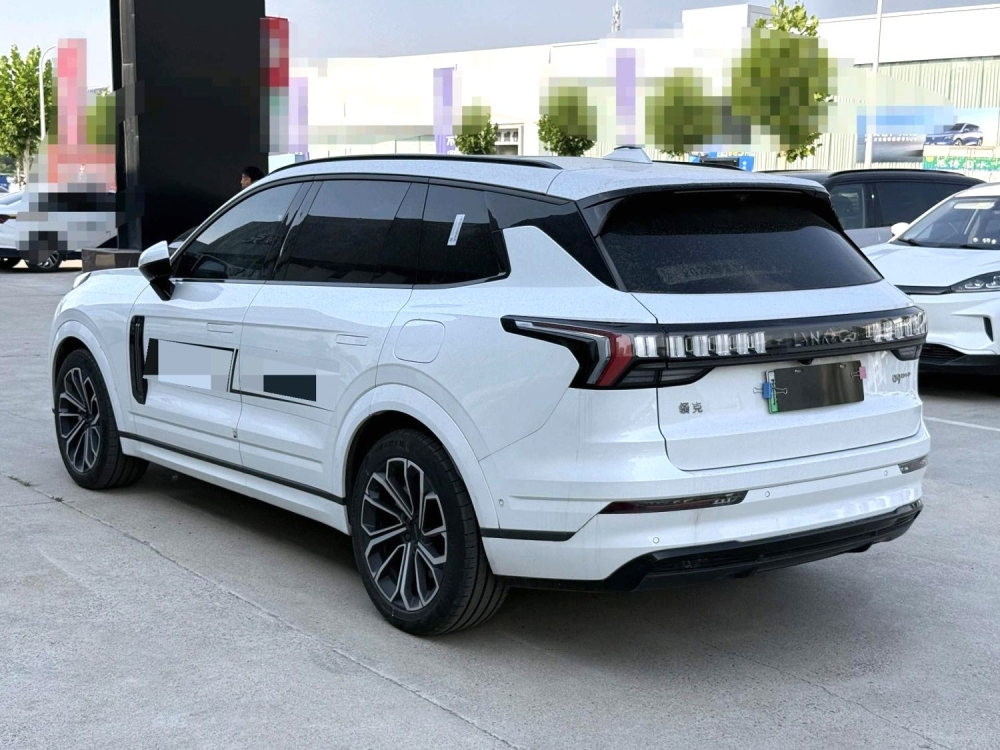 Lynk & Co 09