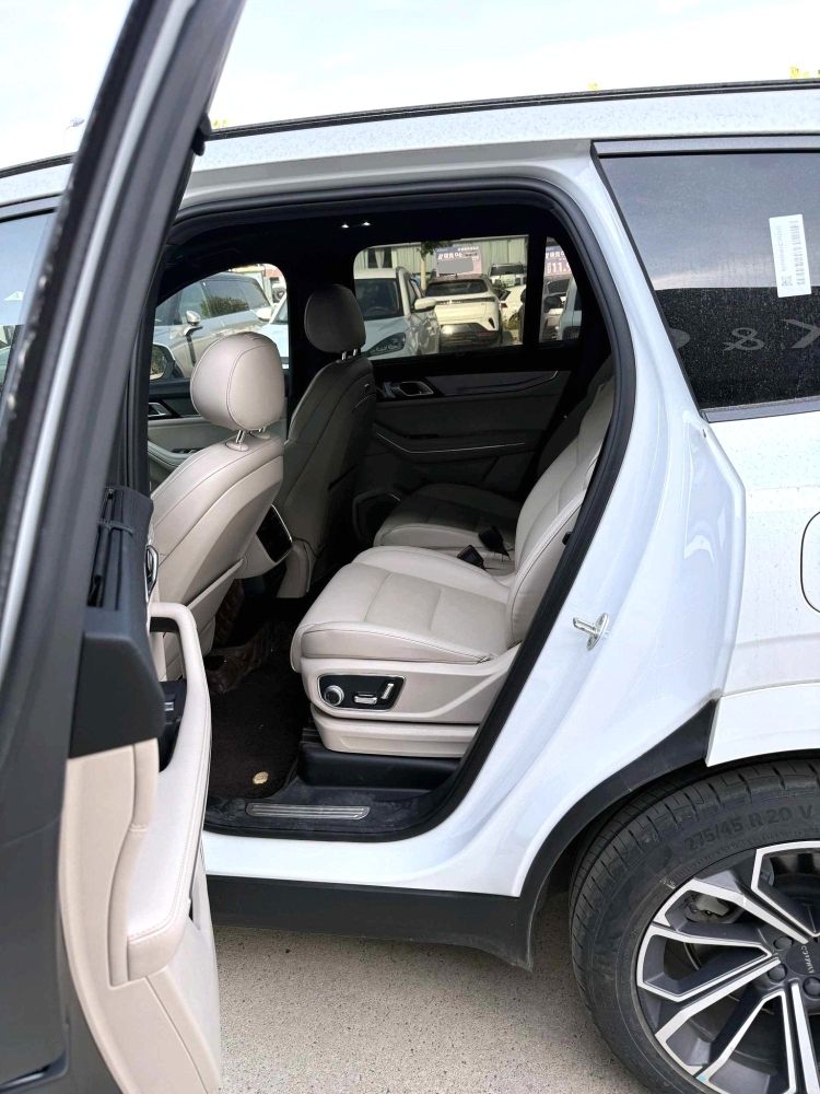 Lynk & Co 09