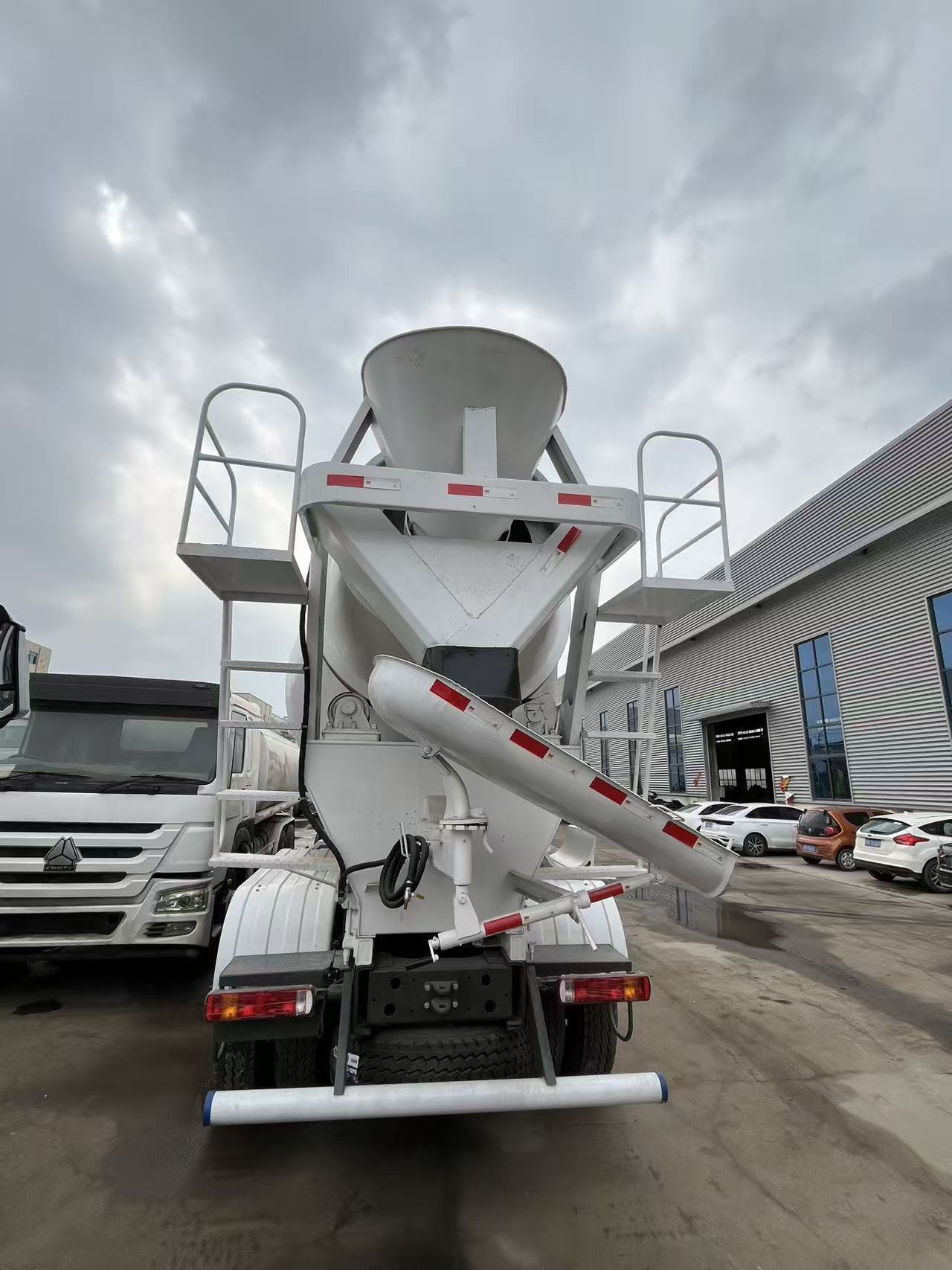 HOWO 371 8x4 concrete mixer