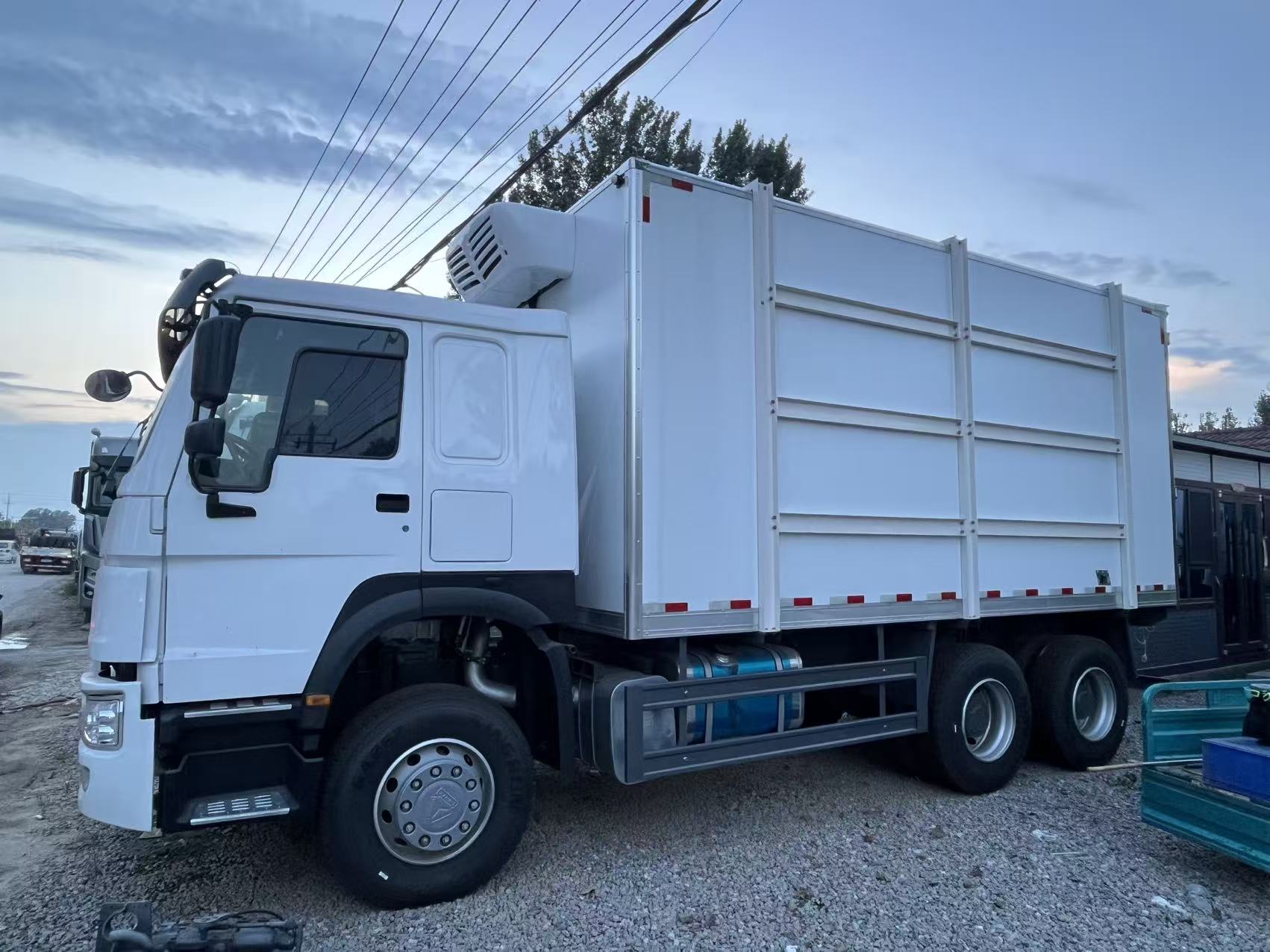 HOWO 371 refrigerator truck