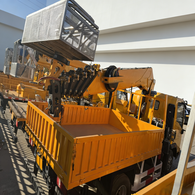 最大作业高度32米高空作业车 - 重型柴油动力，适用于建筑和市政工程