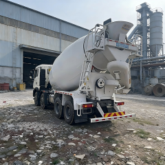 中国重汽全新8x4 12轮混凝土搅拌车 | ZF变速箱湿式喷射混凝土