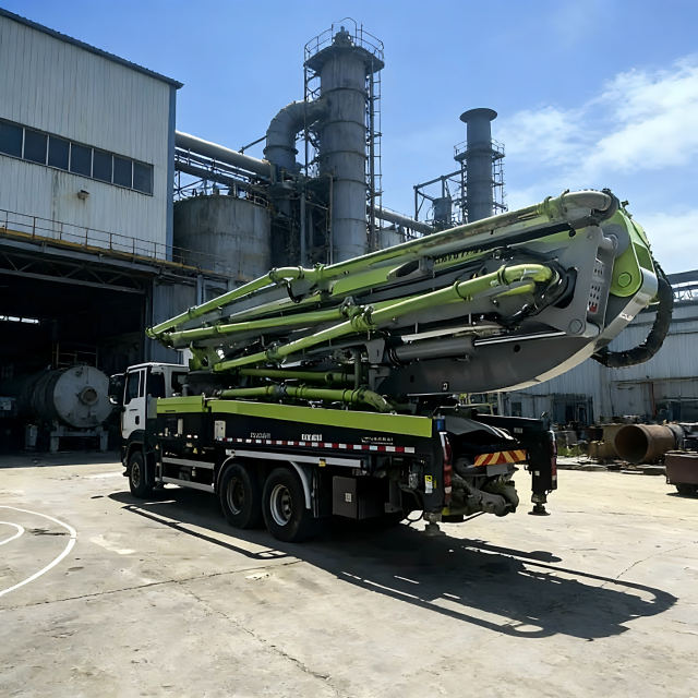 出售二手63米混凝土臂架卡车，配备ZF变速箱和潍柴发动机