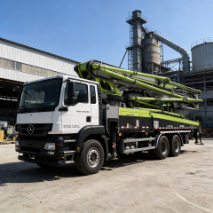 出售二手63米混凝土臂架卡车，配备ZF变速箱和潍柴发动机