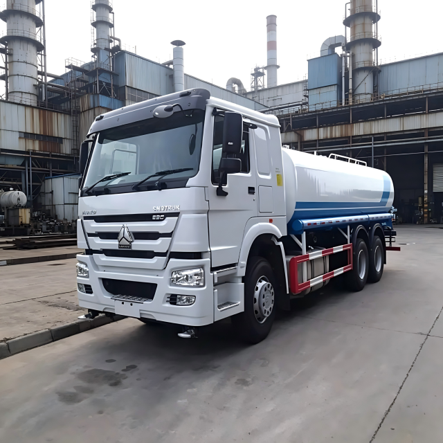 中国重汽豪沃 6x4 水罐车 – 20,000 升重型水罐车