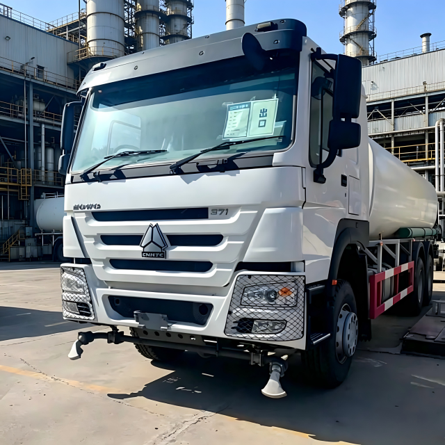 可靠的豪沃371型罐车——20000升水罐车，用于除尘