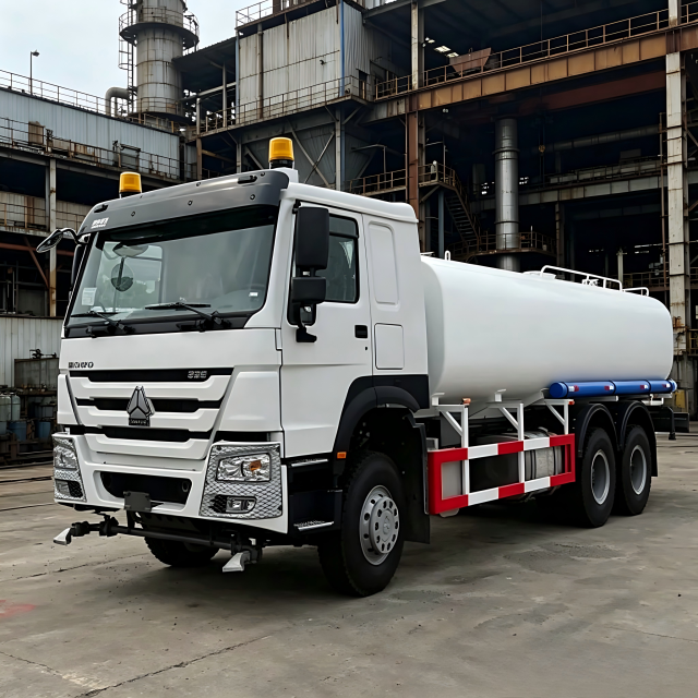 中国重汽豪沃8X4水罐车（25000升）出售 - 二手但性能可靠 | 一年保修