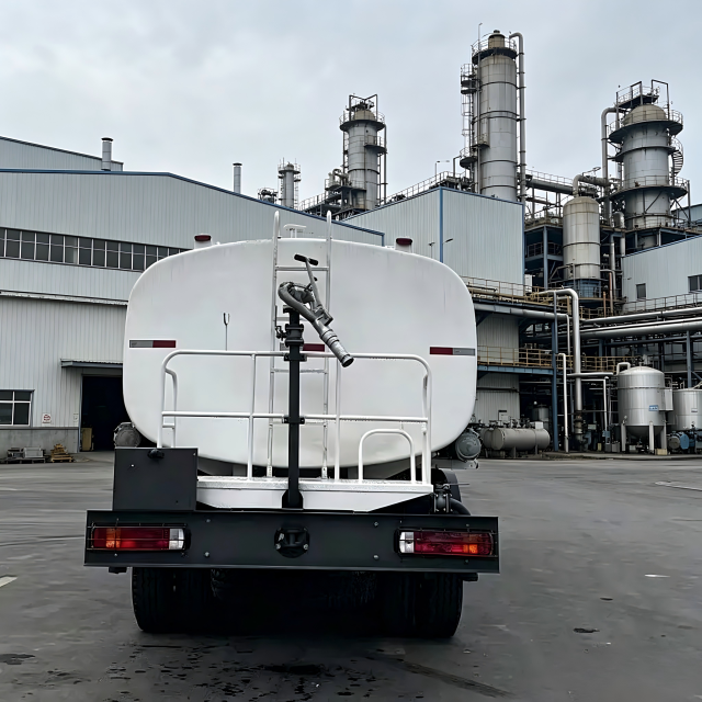可靠的豪沃371型罐车——20000升水罐车，用于除尘