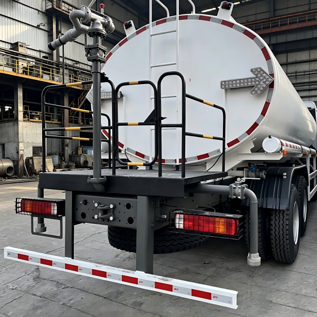 可靠的豪沃371型罐车——20000升水罐车，用于除尘