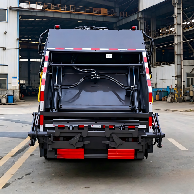 可靠的二手豪沃（HOWO）4x2垃圾车 – 高压缩比，一年保修