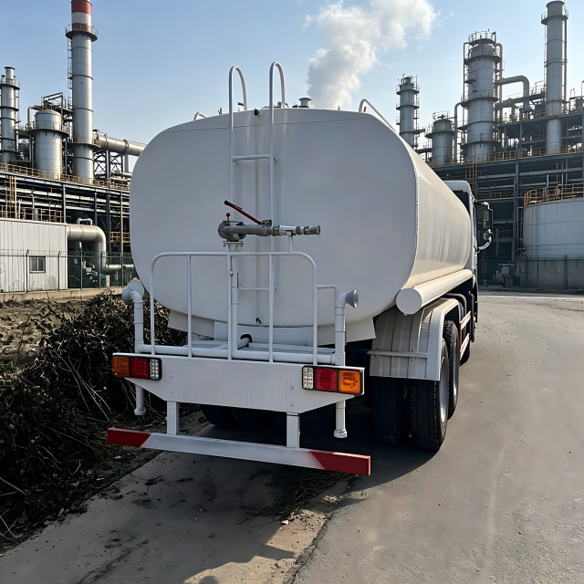 中国重汽豪沃371型20立方米水罐车出售——用于除尘和消防