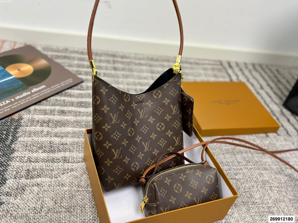 Louis Vuitton Women's Shoulder Underarm Bag
