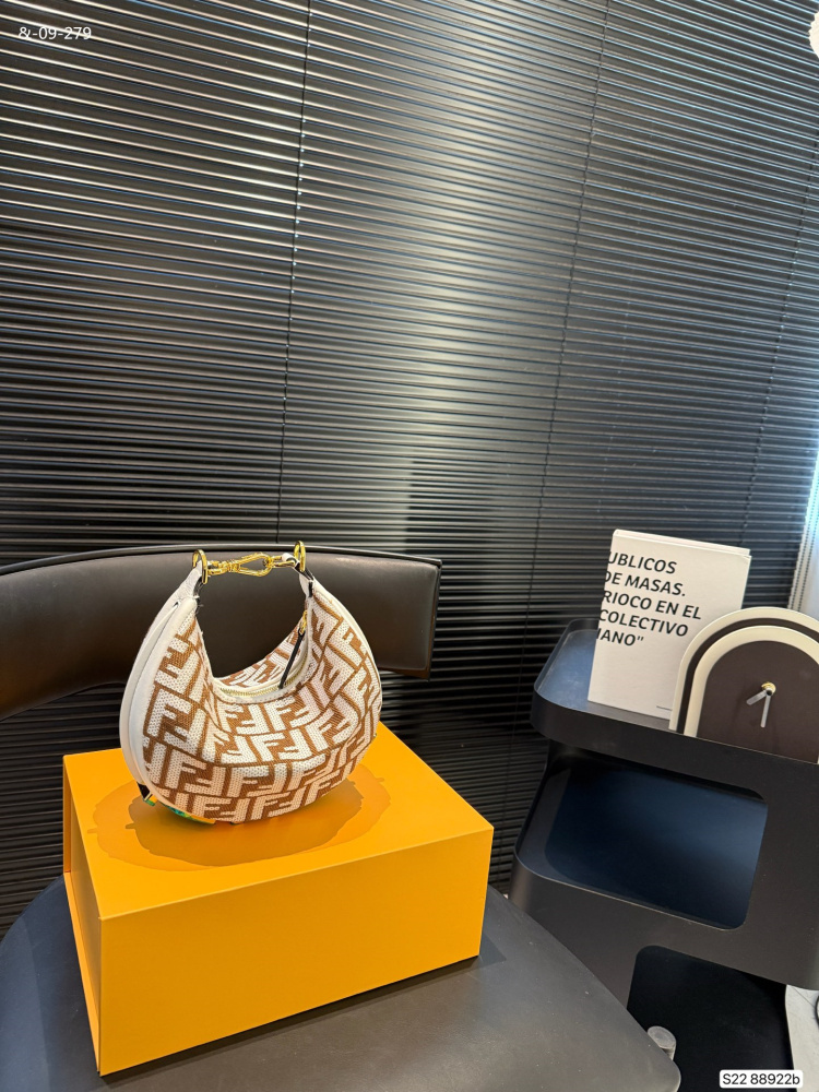 FENDI 5-color, half moon bag, wrist bag of high quality